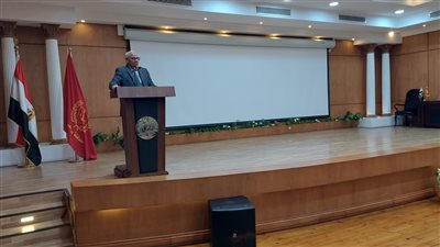 محافظ بورسعيد يلتقي العاملين بإدارات الأمن والنظافة بالديوان العام (صور)