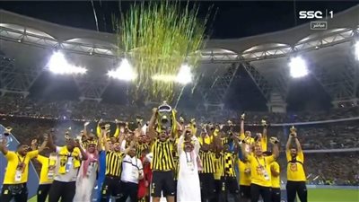 محاصرة سيارة سانتو والهتاف للشرطة، 5 مشاهد في احتفالات اتحاد جدة بالدوري السعودي (فيديو)