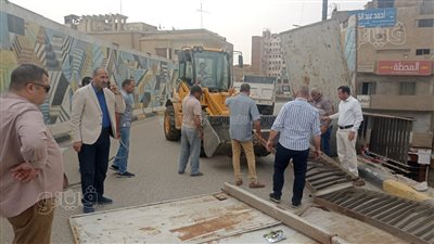 الرياح الخماسينية تتسبب في سقوط جدارية أعلى سور كوبري ميدان حارث ببني سويف