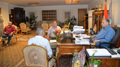 محافظ أسيوط يناقش ملف المناطق الصناعية ومشكلات المستثمرين