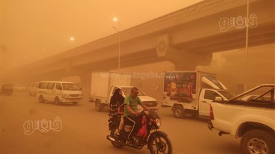 عاصفة ترابية تضرب شوارع الجيزة والقاهرة ( صور)