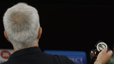 نهائي الدوري الأوروبي، مورينيو يمنح ميداليته لأحد المشجعين بعد خسارة يوروبا ليج (صور)