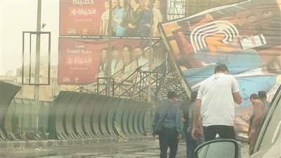 سقوط لوحة إعلانية على كوبري أكتوبر (صور)
