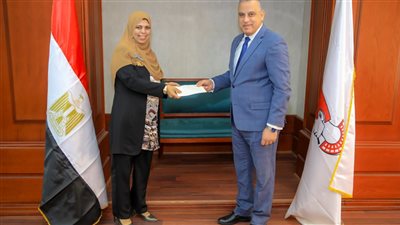 محافظ سوهاج يسلم الأم المثالية شيكا بقيمة 50 ألف جنيه هدية من السيسي