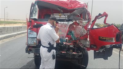 إصابة 4 أشخاص إثر تصادم سياراتي نقل في الإسماعيلية (صور) 