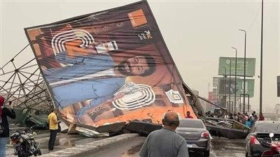 لحظة سقوط لوحة إعلانية أعلى كوبري أكتوبر (فيديو)