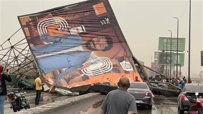 مصرع شخص وإصابة 5 آخرين في سقوط لوحة إعلانية أعلى كوبري أكتوبر (فيديو وصور)