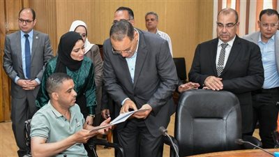 توزيع 100 عقد مشروع وكارت مواد غذائية بالشرقية