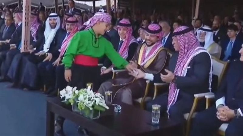 طفل يسلم الملك عبدالله