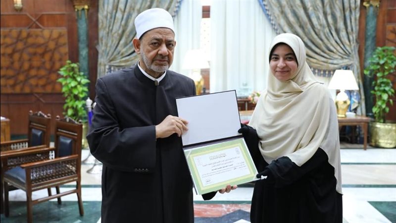 الإمام الأكبر يكرم