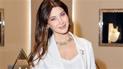 نانسي عجرم تخطف الأنظار بالأبيض من دبي