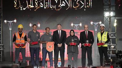 الخطيب يكرم العمال المشاركين في بناء فرع الأهلي بالقاهرة الجديدة