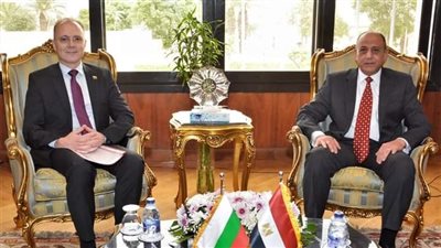وزير الطيران يلتقي سفير بلغاريا لاستعراض أوجه التعاون المشترك