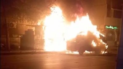 النيران تلتهم سيارة بالمهندسين والعناية الإلهية تنقذ قائدها