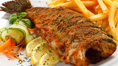 تفسير رؤية السمك المقلي في المنام وعلاقته بكثرة الرزق من أماكن متفرقة 