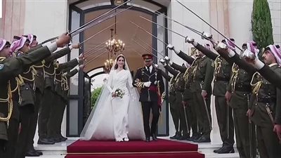 حفل زفاف ولي عهد الأردن، ظهور سيارة الملكة إليزابيت وبدلة الجد والموكب الأحمر، مراسم نفرح بالحسين تفاجئ الجميع (فيديو)