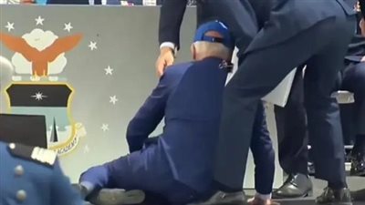 سقوط الرئيس الأمريكي خلال حفل تخرج طلبة الكلية الجوية (فيديو) 