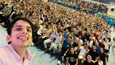 دكتور الفيزياء.. قصة كيرلس خريج الصيدلة الذي اشتهر بمحاضراته لطلاب الثانوية في المنيا (صور)