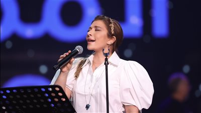 تغني باللهجة الخليجية.. شاهد أصالة في بروفات حفلها بالسعودية