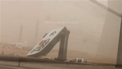 سقوط لوحة إعلانية أعلى طريق السويس الصحراوي (صور)