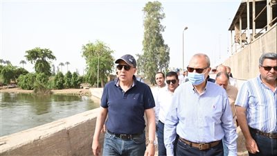 وزير الري يتفقد أعمال تطهير الترع والمصارف وحالة الكباري بالقليوبية (صور)
