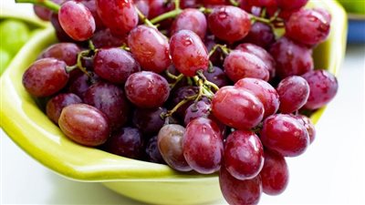 تفسير حلم العنب الأحمر في المنام وعلاقته بالحصول على ميراث قريبا 