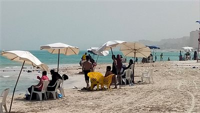إقبال ضعيف على شواطئ العجمي رغم تحسن حالة الطقس اليوم الجمعة (صور)