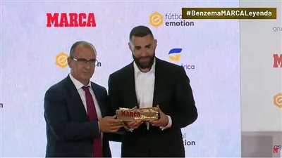 كريم بنزيما يتسلم جائزة أسطورة ماركا ويكشف عن مستقبله (فيديو وصور)