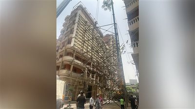 المقاولون العرب تزيل لوحة إعلانات عملاقة