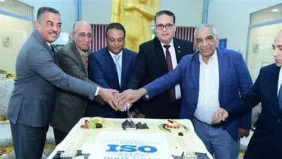 مطار سوهاج يحتفل بحصوله على شهادة المواصفة الدولية الأيزو 9001 لسنة 2015 بالتورتة