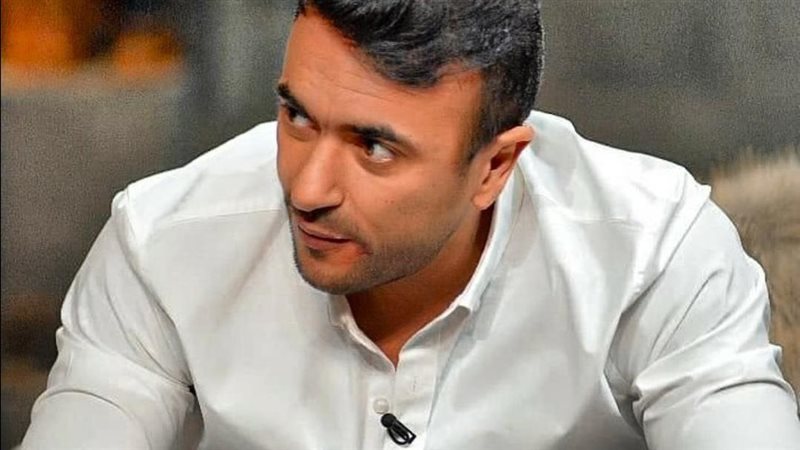احمد العوضي يأكل