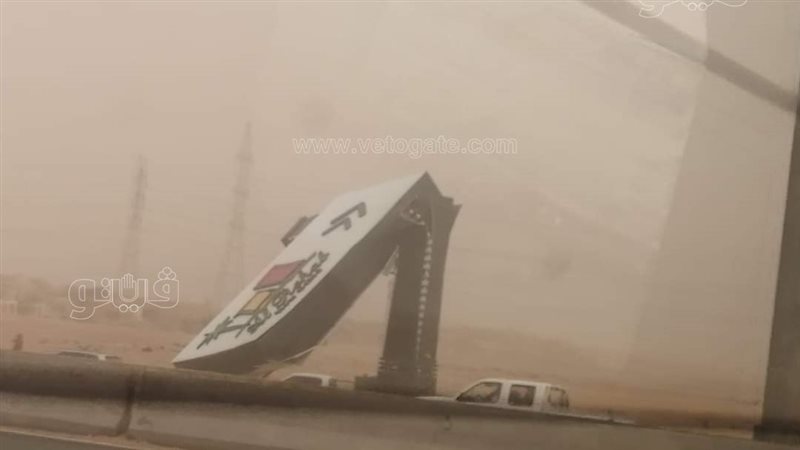 سقوط لوحة إعلانية