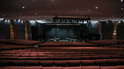 شاهد الاستعدادات الأخيرة لمسرح حفل أصالة بالسعودية 