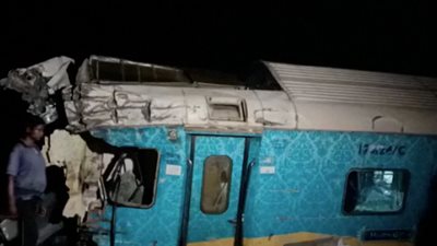 ارتفاع حصيلة ضحايا تصادم قطارين في الهند إلى 550 قتيلا ومصابا (صور)