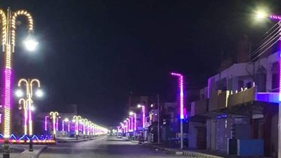 تزيين أعمدة الإنارة بالأسلاك لإضفاء مظهر جمالي وحضاري بالوادي الجديد