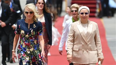 رسالة قرينة السيسي خلال استقبال جيل بايدن السيدة الأمريكية الأولى (صور)