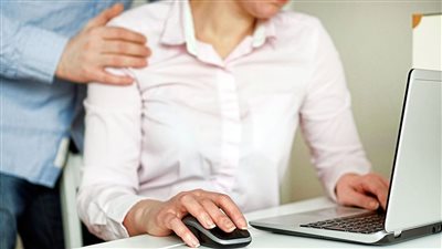 تصل لأكثر من 7 سنوات، عقوبة التحرش الجنسي بهذه الأماكن