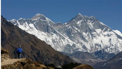 عمرهما يتجاوز 50 عاما، متسلقان يحطمان الرقم القياسي لصعود جبل إيفرست