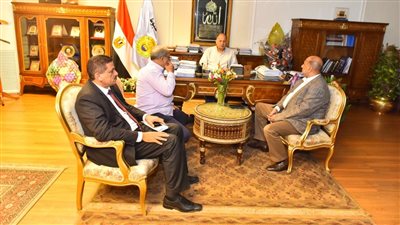 محافظ أسيوط يناقش الموقف التنفيذى لمشروع تبطين الترع وتطهير مخرات السيول 