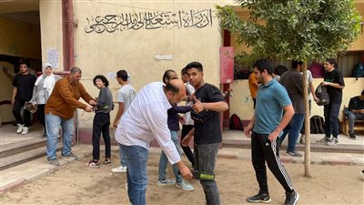 تشديد إجراءات تفتيش طلاب الثانوية الأزهرية قبل بدء امتحان مادة الحديث (صور) 