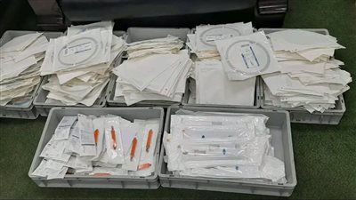 ضبط محاولة تهريب كمية من الأدوات والمستلزمات الطبية الجراحية بمطار برج العرب