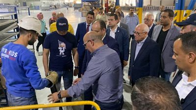 وزير الصناعة ومحافظ بورسعيد يتفقدان مصنع بيراميدز لإنتاج إطارات السيارات (صور)