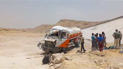 مصرع شخص وإصابة آخر في انقلاب سيارة نقل بمنطقة شق الثعبان (صور)