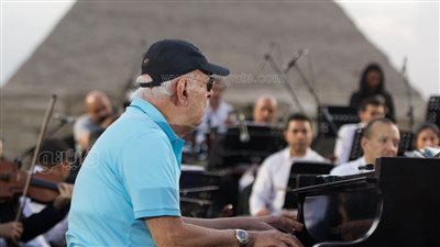 إطلالة كاجوال للموسيقار عمر خيرت في بروفات حفله بالأهرامات (صور)