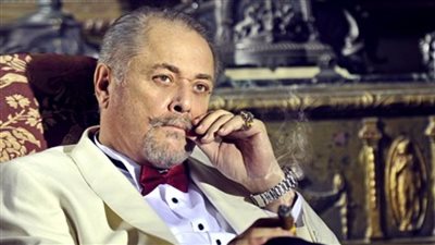 في ذكرى محمود عبد العزيز.. الساحر الذي بدأ حياته بائعًا للصحف.. وسر تألقه في كل أدواره.. وحقيقة صراعه مع عادل إمام