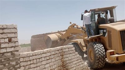 إزالة 9 حالات تعد على الأراضي الزراعية بأرمنت و6 بإسنا في الأقصر