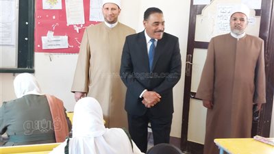  محافظ مطروح يتفقد لجان امتحانات الثانوية الأزهرية (صور)
