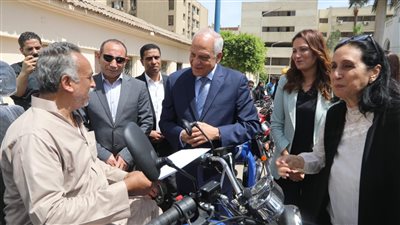 تسليم 57 دراجة نارية مجهزة طبيًا وكرسى كهربائى لذوى الهمم بالجيزة (صور) 