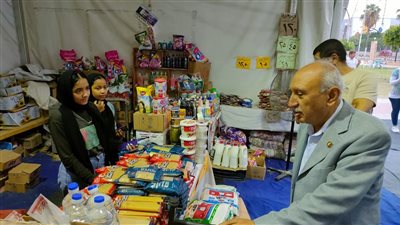 رئيس الغرفة التجارية بالإسماعيلية يتفقد المخزون السلعي بمعرض أهلا رمضان 