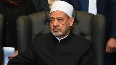 “اللهم هب لنا قلوبا عامرة بحبك”، دعاء مؤثر من شيخ الأزهر في يوم عرفة 